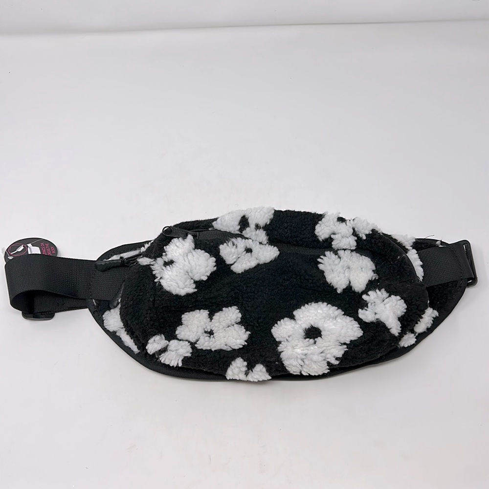 No Boundaries Black White Flower Fuzzy Sherpa Bumbag Waist Fanny Pack